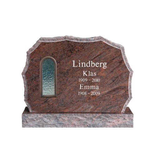 Bred sten med råhugget kantslag