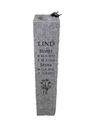 Hög sten med fågelbad